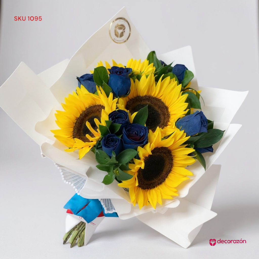Ramo de girasoles con rosas azules