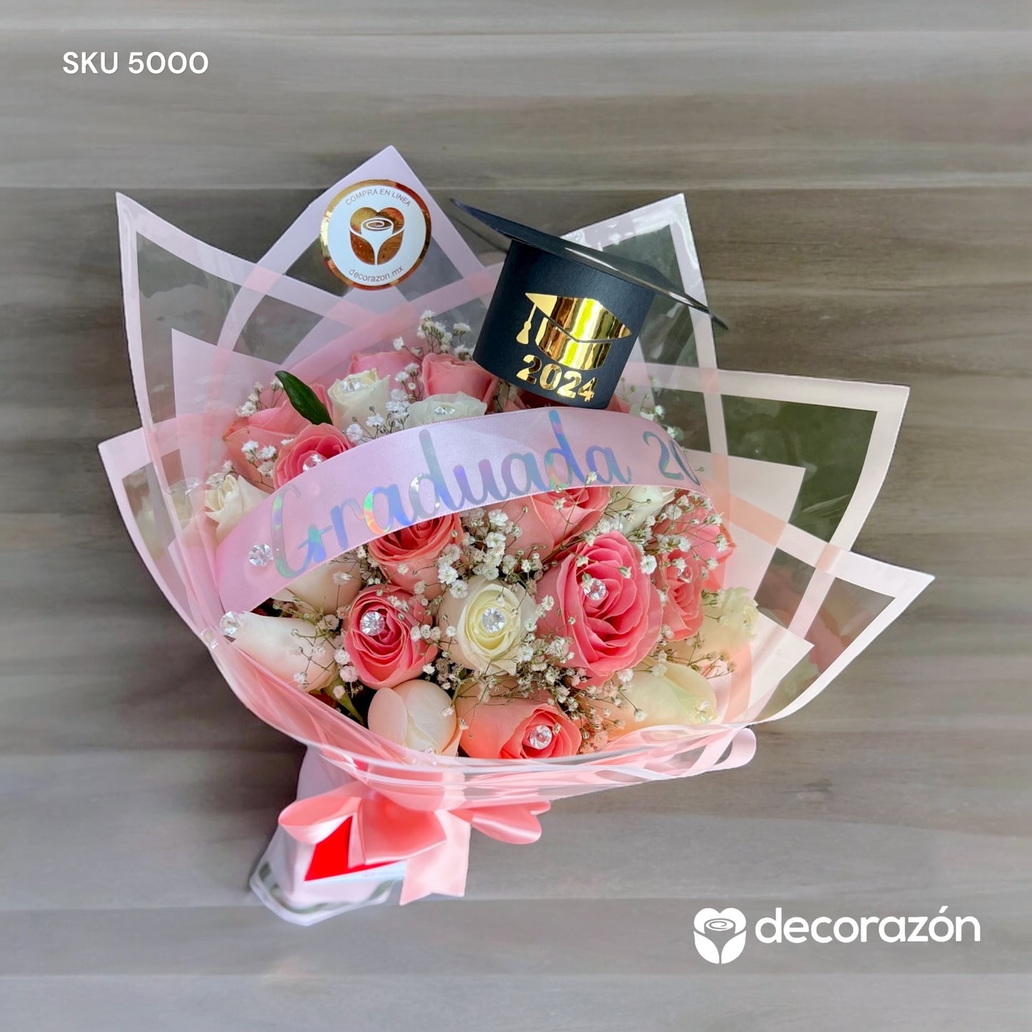 Ramo de rosas rosas y blancas Graduada