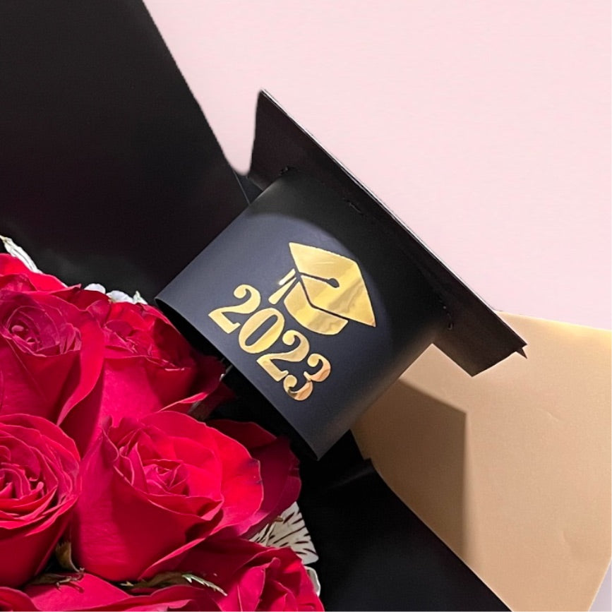 Ramo de rosas rojas con birrete