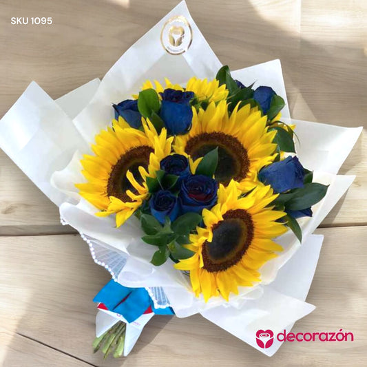 Ramo de girasoles con rosas azules