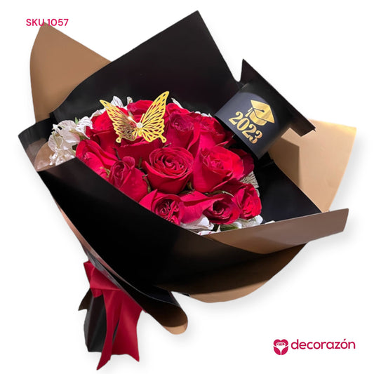 Ramo de rosas rojas con birrete